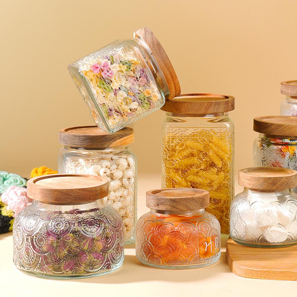 Praktická skleněná dóza na skladování, odolná nádoba s čirým designem, ideální pro domácí pekaře a milovníky pořádání jídla.