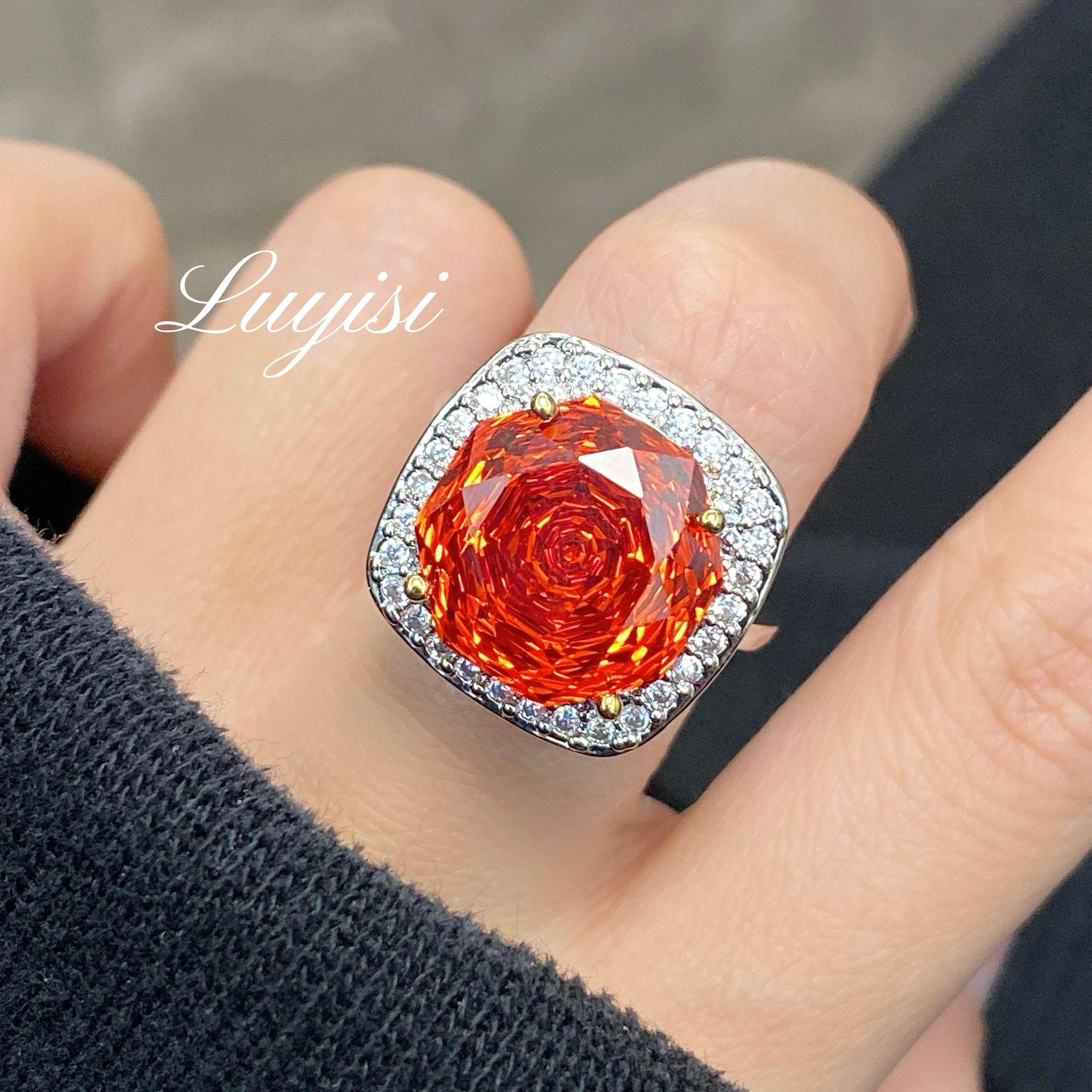 

Надзвичайно великий восьмикутний кулон з зеленого та фіолетового діаманта з інкрустованими сережками з діамантами високої вуглецевості та набором каблучок з трояндою