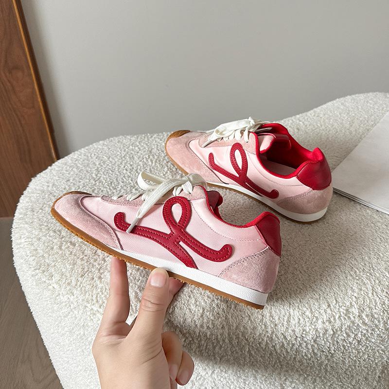 2025 vår och höst mjukbottnade tyska träningsskor Wang Yibo samma asymmetriska stora tå snörning ledig stil Forrest Gump skor dam