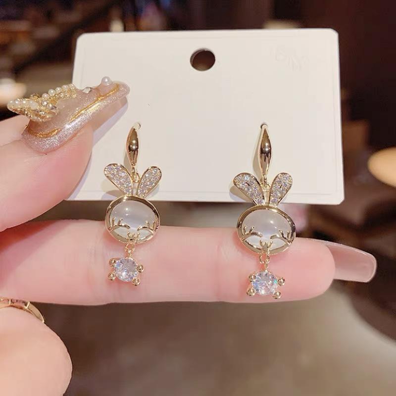 Fashion design sense Cute bunny fringed earrings Female creative sweet and cool exquisite stud earrings Versatile personality trendy earrings