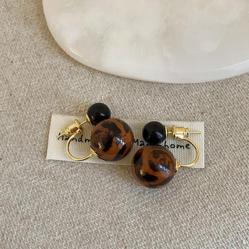 Ein Paar Ohrstecker mit Leopardenmuster aus Kunstharzkugeln für Damen im Maillard-Stil, elegante und modische Pendlerohrringe und Ohrringe.