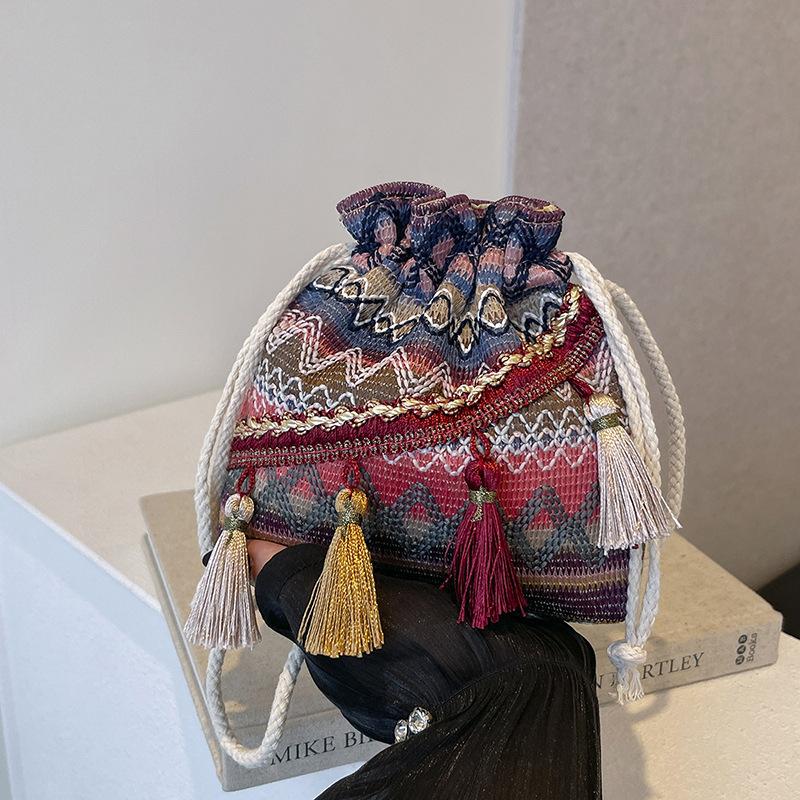 Girls single shoulder messenger bag fringed drawstring money bag bag women s new versatile bucket bag exotic красный