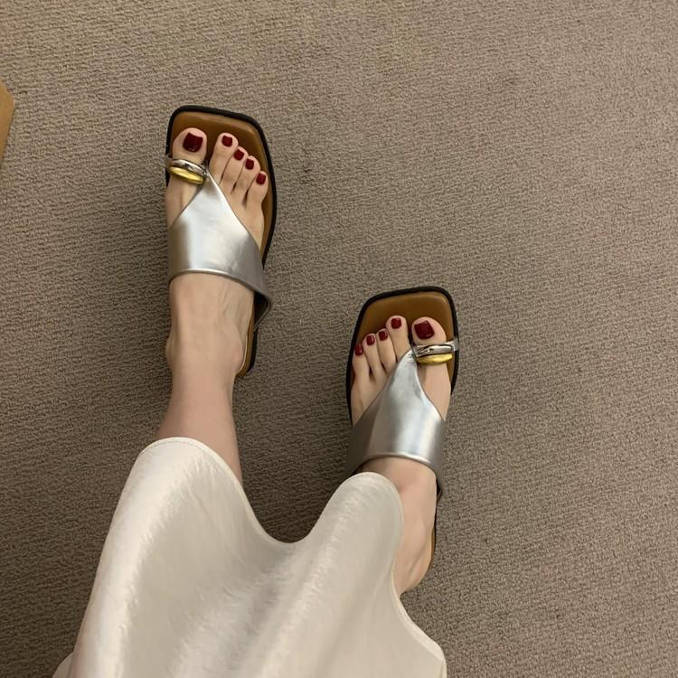 French retro metal buckle cover toe sandals women's 2025 new niche thick-soled one-pedal beach shoes summer wear