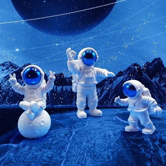 3 Pcs Astronaut Figurine Home Decor Astronaut Statue Study Office Desk Decor Showpiece Gift Decoration Accessories Outer Space PVC Sculpture