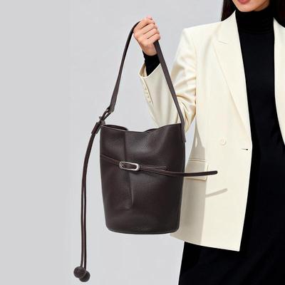 Bolso Cubo de Piel de Vaca Premium – Diseño Minimalista de Hombro, Ligero y Versátil