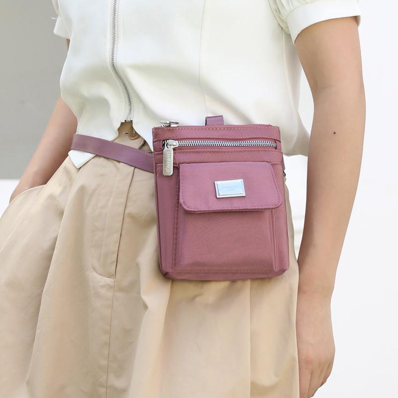 Bolso Cruzado Compacto de Nailon para Mujer – Diseño Ligero y Resistente al Agua con Placa Metálica con Logo y Múltiples Bolsillos, Ideal para el Uso Diario