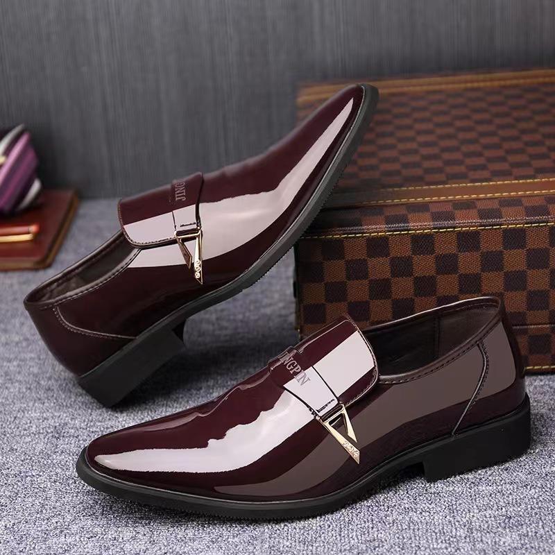A Large Size Men's Leather Shoes Trendy Business Dress British Pointed Men's Leather Shoes