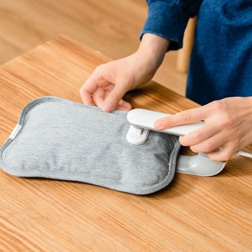 This cat hot water bottle, a cat-shaped, heat-storing hot water bottle, is designed to look like a cat. It's a cute, eco-friendly gift and comes with