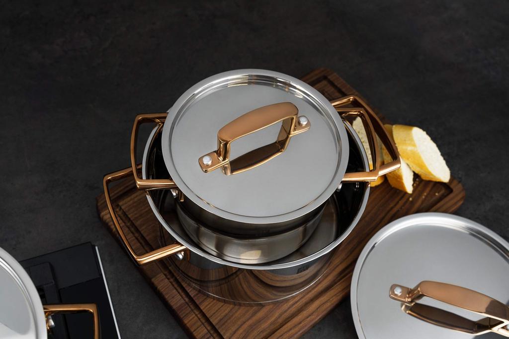 Pánev Zwilling Henckels Japan Sera Rose Gold z nerezové oceli s třívrstvým dnem, kompatibilní s myčkou nádobí, 10letá záruka.