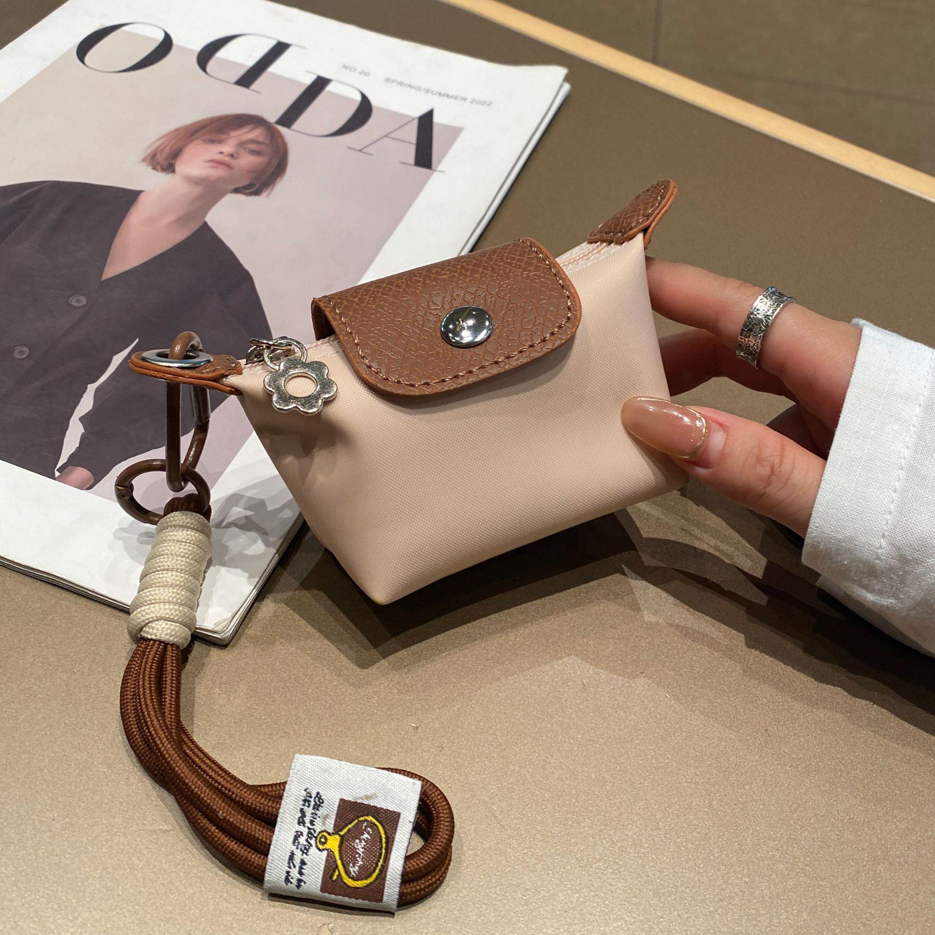 Модный Нейлоновый Мини-Кошелек-Подвеска в Форме Пельменя для Монет и Наушников светло-розовый