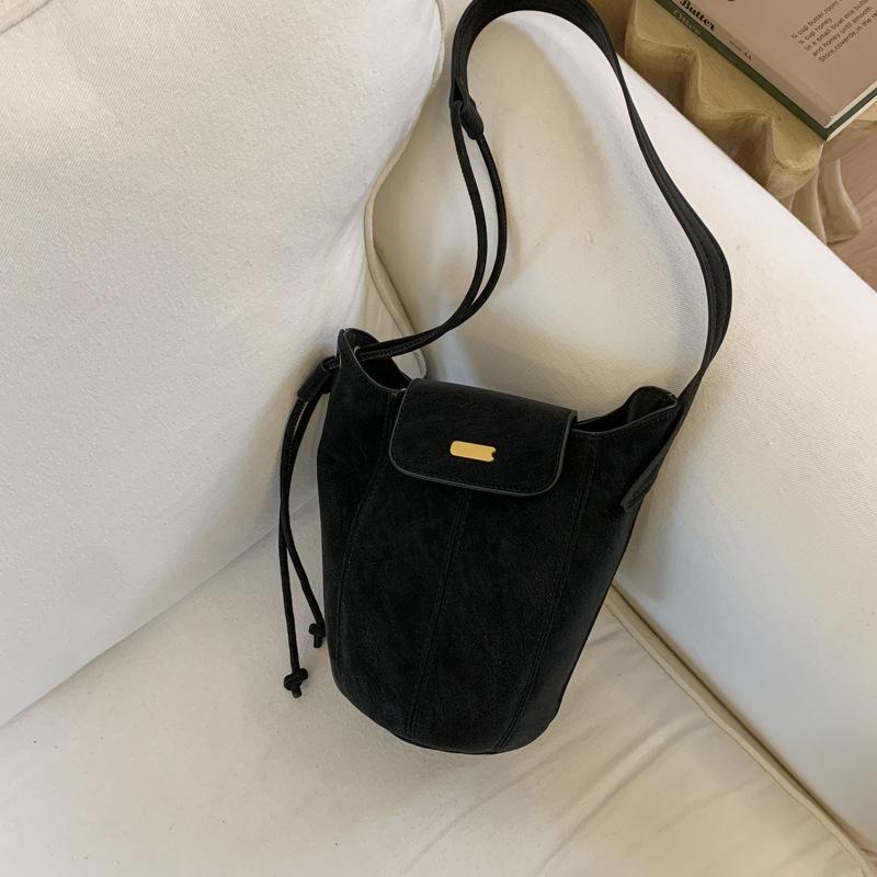 

Frosted retro small bag women s 2025 new high-end niche commuter bucket bag fashionable shoulder messenger bag чёрный