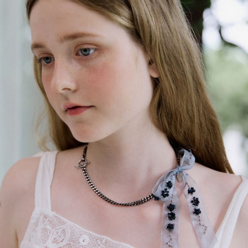 

MERRYMOTIVE Blue flower bow and black chain necklace free