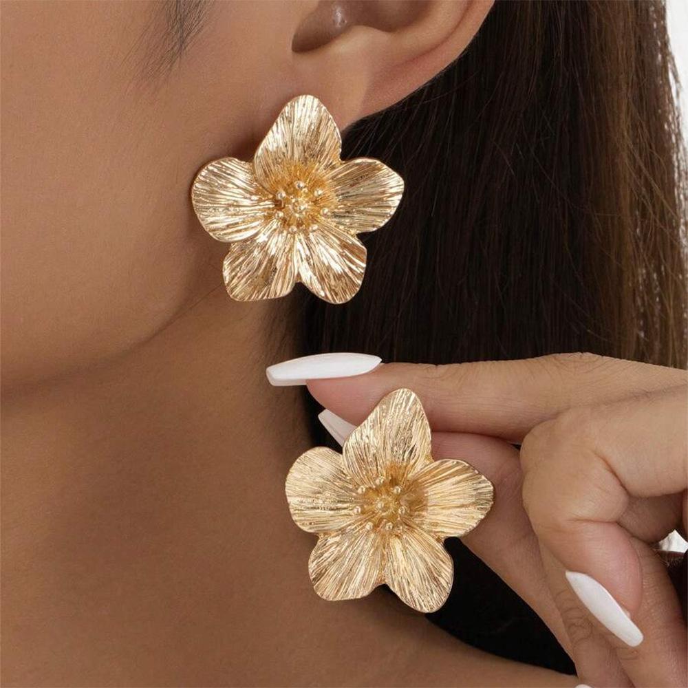 Exaggerated Flower Vintage Stud Earrings for Woman Elegant Design Frech Style Earring Trendy Daily Wear Girls Gift Art Jewelry