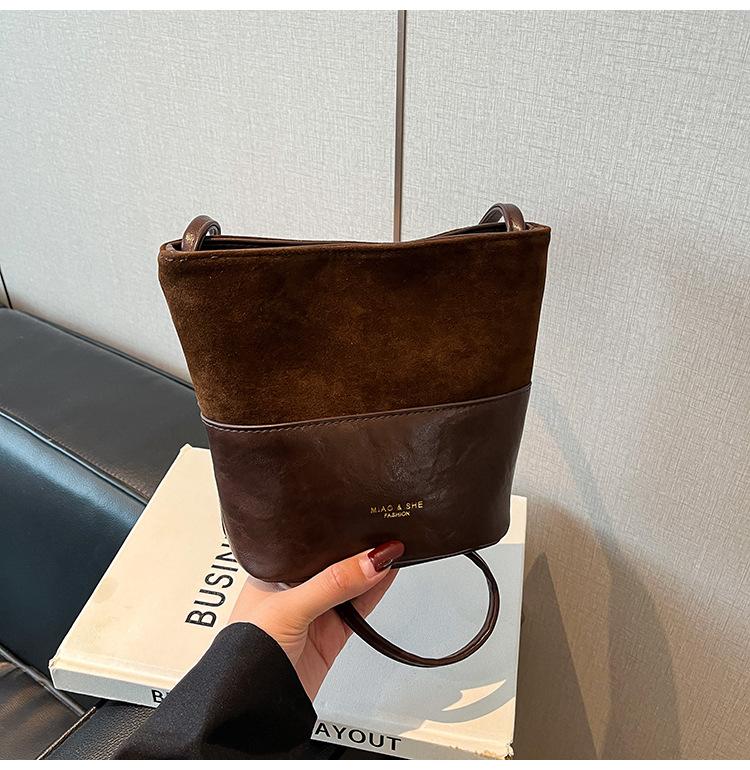 

Premium retro matte leather bucket bag women s 2025 autumn and winter new fashionable large-capacity shoulder messenger bag