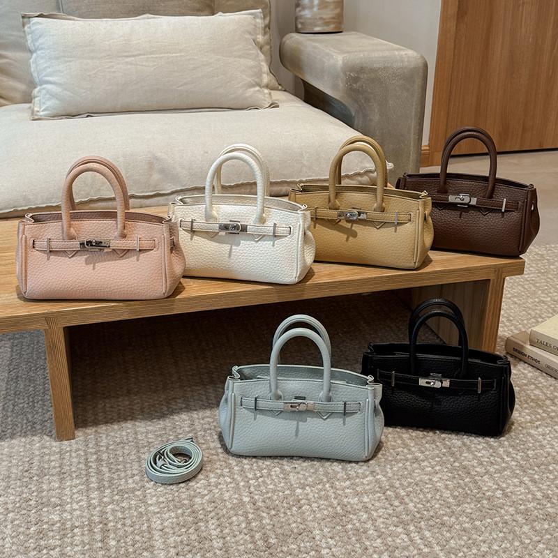 Modern Urban Small Shoulder Bag Made Of Leather With Stitching Details For Women
