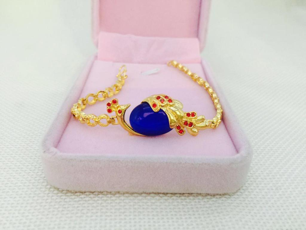 European Gold-Plated Women's Necklace & Bracelet Set with Cat's Eye Peacock Pendant Jewelry