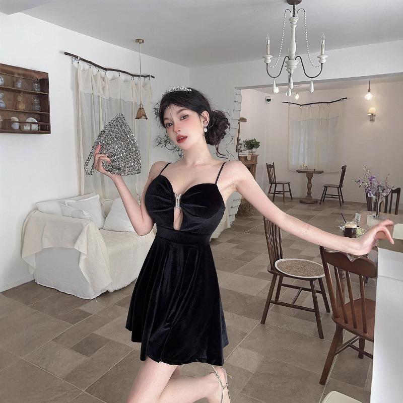 Low-cut golden velvet waist short large pendulum suspender dress, new chic temperament and thin women's clothing
