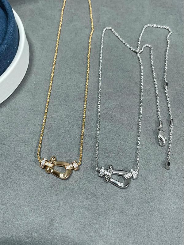 Náhrdelník s podkovou sponou F Family: Střední poloviční diamant, CNC vyřezávaný, 18K zlatem pokovený vynikající choker řetízek na klíční kost.