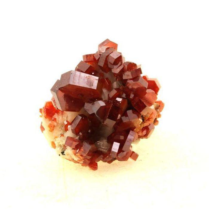 Pierres et Minéraux. Vanadinite. 65.5 ct. Mibladen Mining District, Midelt, Maroc.