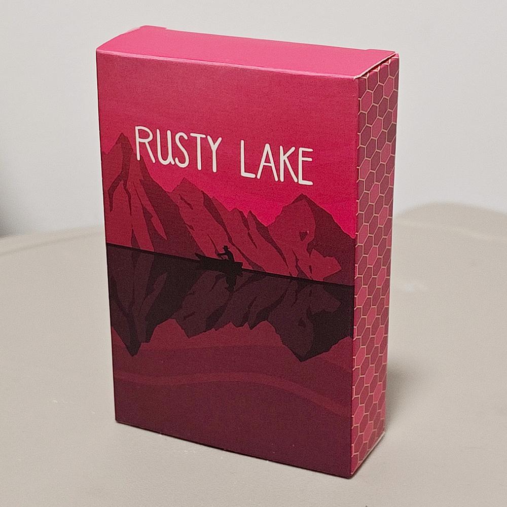 Carte da Gioco Rusty Lake - 54 Carte da Poker 9*6cm con Mr. Corvo, Sig.. Personaggi di Owl & Cube Escape su Cartoncino Goffrato
