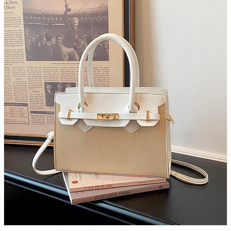 Small-scale Minimalist Handbag with A Slouching Design, Elegant Women's Bag for Carrying On The Shoulder.