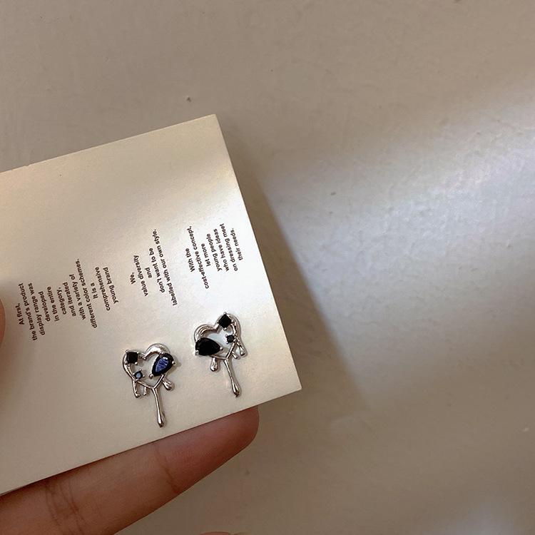 

Vintage Goth Black Enamel Heart Stud Earrings for Women Fashion Sweet Hollow Metal C-Shaped Earrings Party Zircon Aesthetic