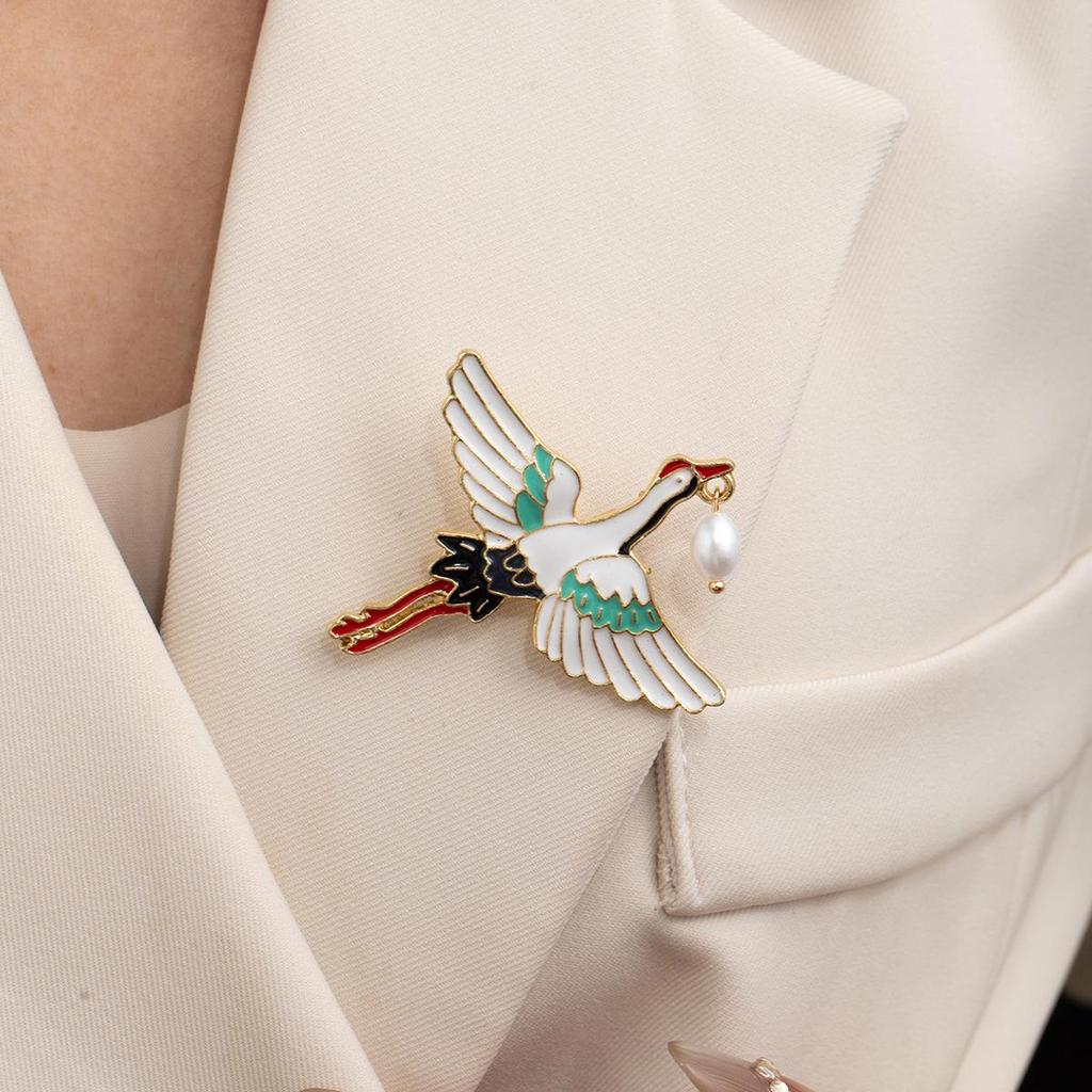 Brosche Kran & Hirsch im chinesischen Stil mit Lotus und Koi - Kreatives Retro-Metallpin-Accessoire