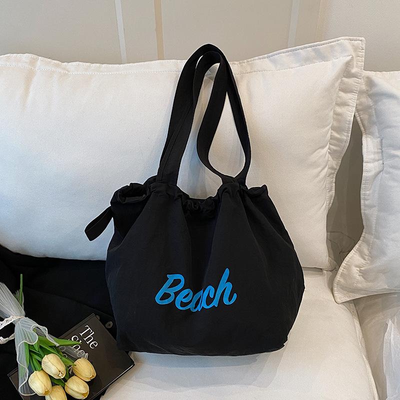 

Commuter large-capacity letter printing trend tote bag female students class lightweight and versatile new shoulder bag чёрный