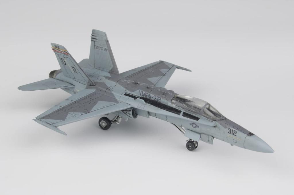 Platz US Marine Corps Hornet Checkerboard 2022 Ferris Camouflage Plastic Model Kit 1/144 F/A-18C VMFA-312 FC-20