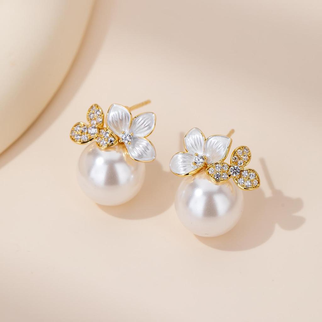 Elegant Pearl Flower Stud Earrings for Women - Unique, Stylish, and Luxurious Design