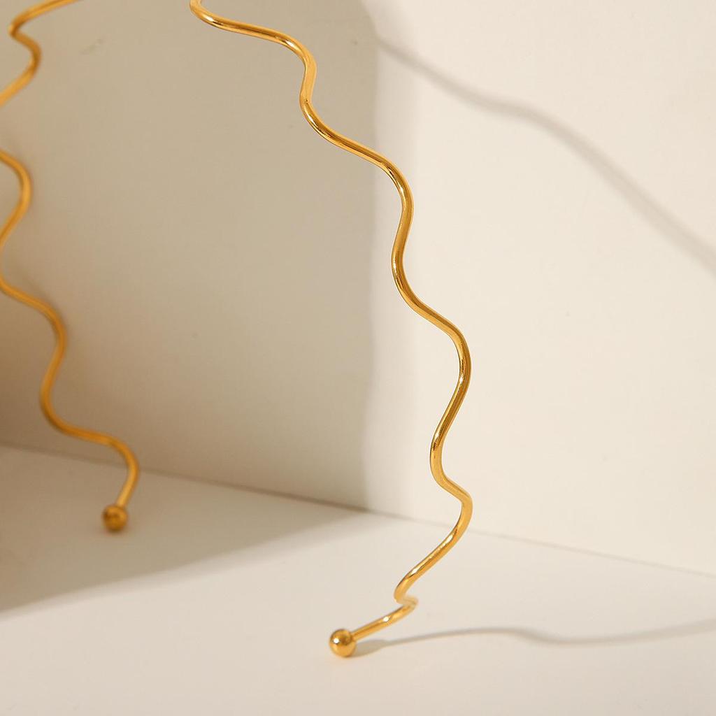 18K Gold Choker Necklace: Stainless Steel Wave Design, Non-Fading, Titanium Chain for Women.