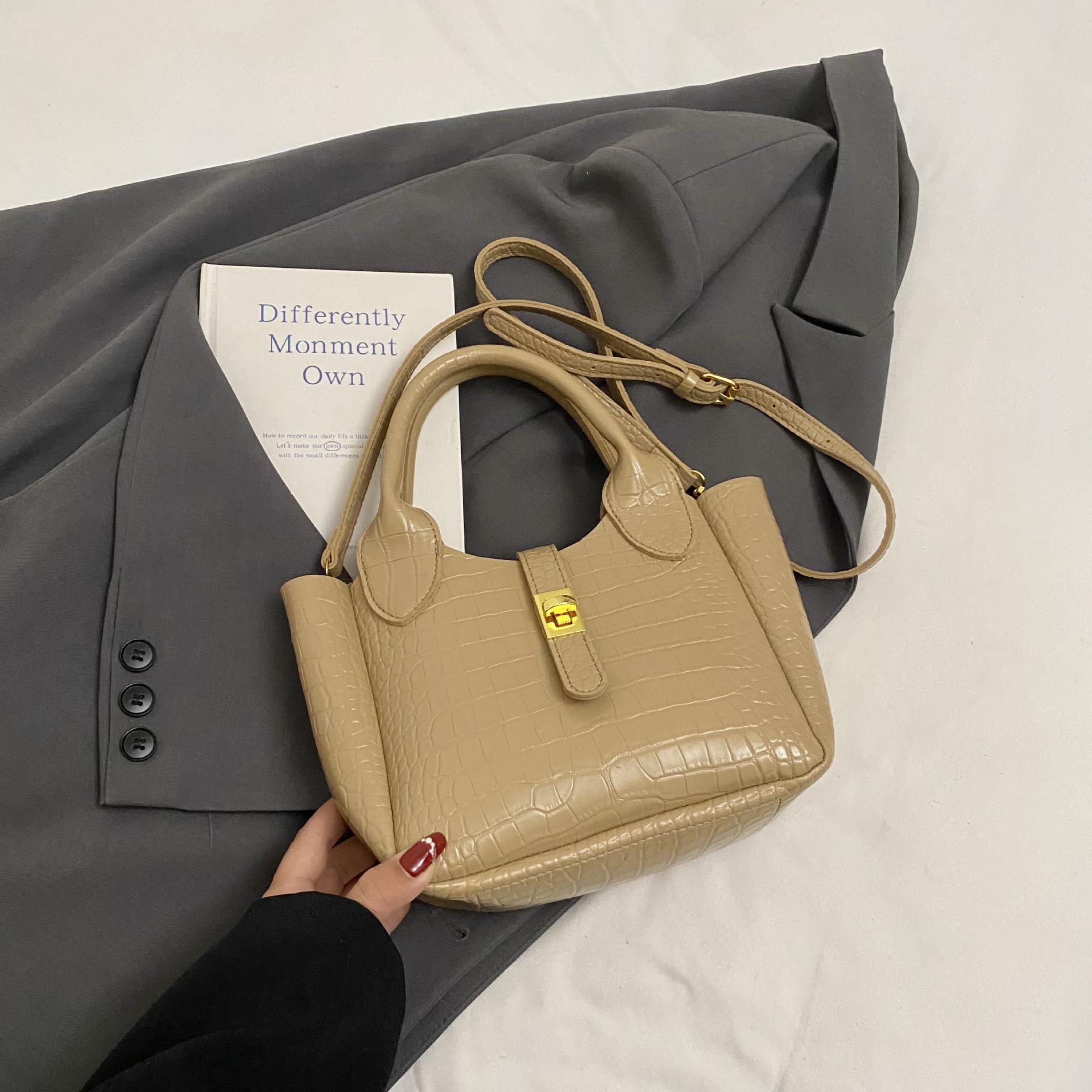 

Корейская версия простой ручной сумки-ведра 2025 весна новая модная сумка на плечо с каменным узором красивая текстура сумка-мессенджер