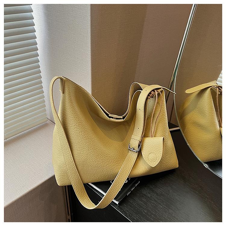 Large capacity bag women's new trendy shoulder bag fashionable women's bag high-end sense work commuter messenger bag