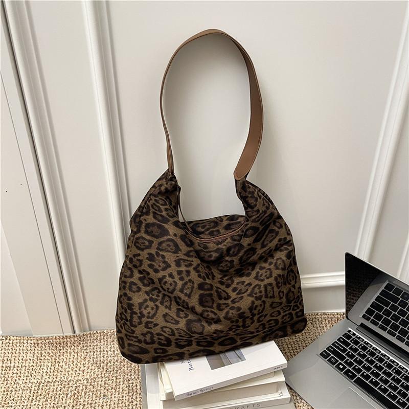 Modern Tote Bag With Special Material Large Capacity For Daily Commute And Street Style