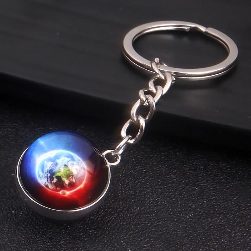 Oboustranná křišťálová galaktická klíčenka s designem planet a měsíce