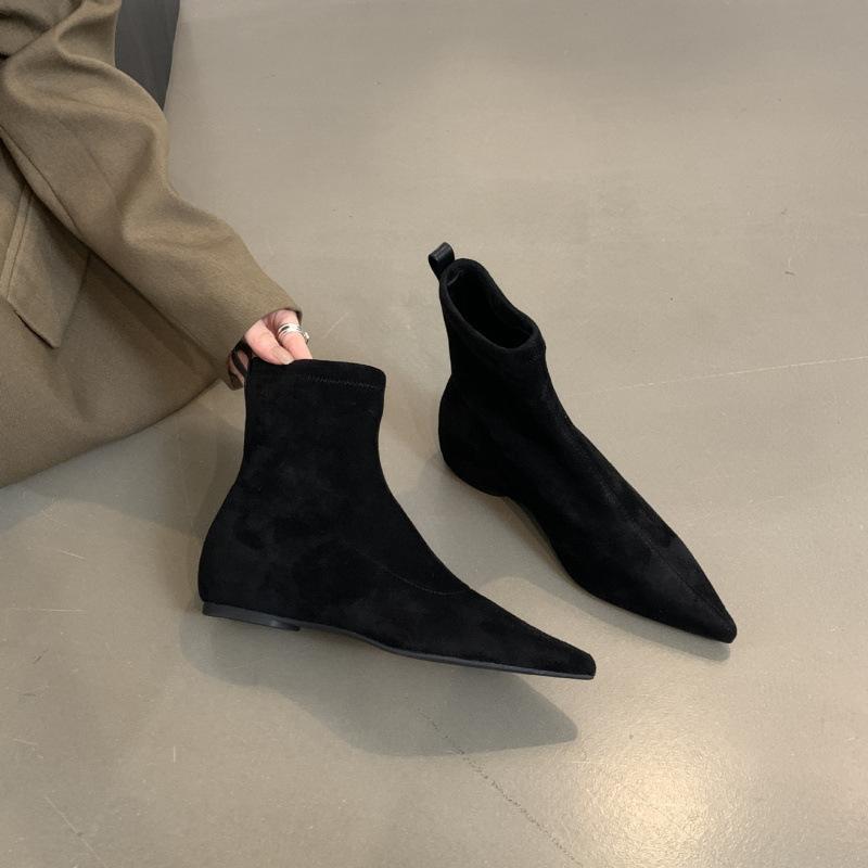 Evropa, Amerika 2025 podzim a zima nové jednoduché matné semišové ploché ponožkové boty plochý podpatek tenké boty temperament špičaté krátké boty ženy