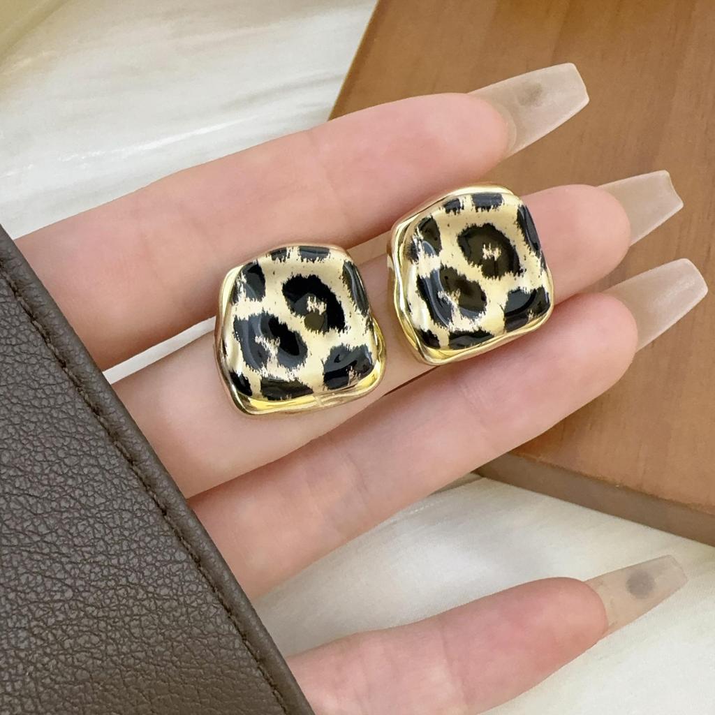 Leopard Print Metal Embossed Earrings: Chic Light Luxury Fall/Winter Accessory for Women