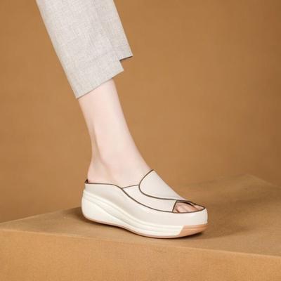 The New Style of Sandals Women's Shoes with A Toe Cap and A One-line Buckle with A Sponge Sole