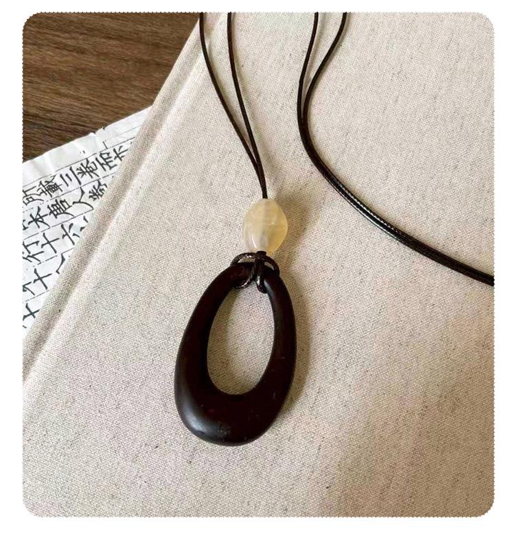 Retro Wooden Hip Flask Necklace: Versatile Choker & Sweater Chain Accessory for Women