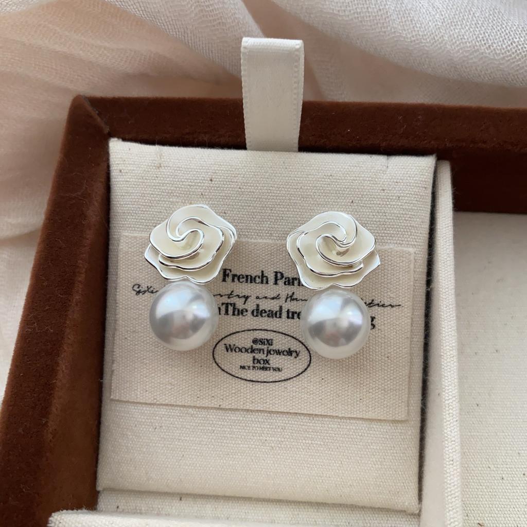 20 Flower Pearl Earrings Temperament High Sense Niche Design Earrings Sweet Simple Stud Earrings