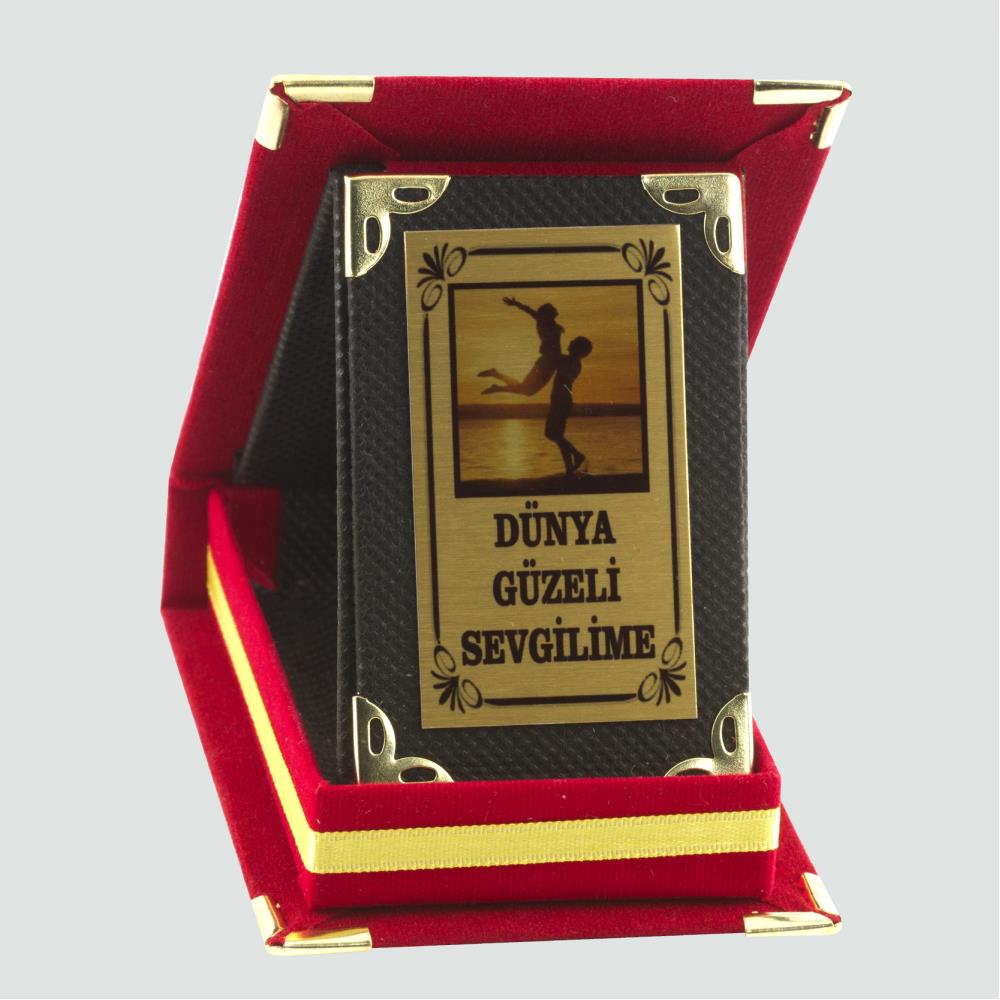 

Нагрудный знак Мисс Мира Валентина