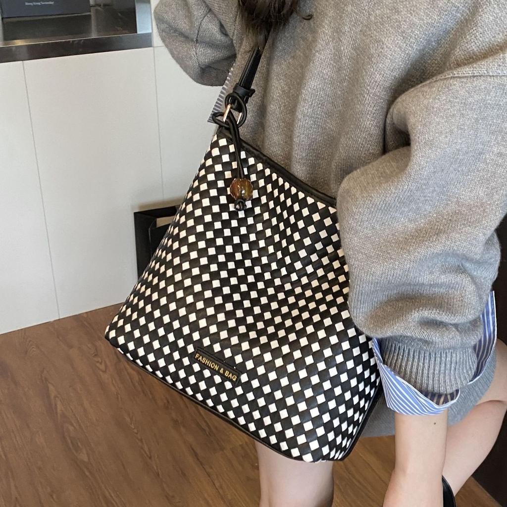 Premium Sense of Foreign Style Tote Bag Women's 2025 New Trendy Fashion Messenger Bag Diamond Woven Pattern Commuter Shoulder Bag