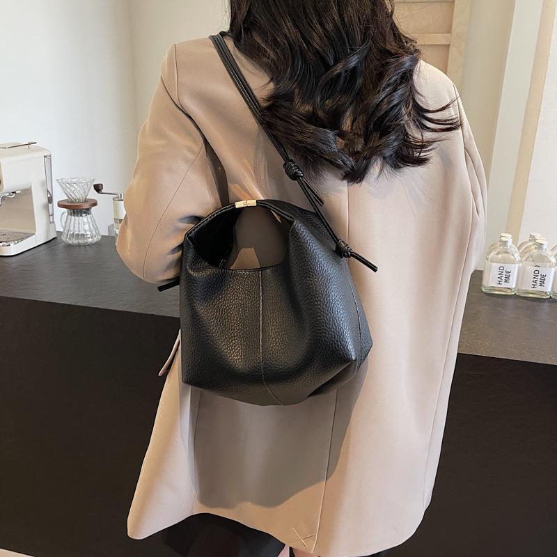 

Портативная сумка-ланчбокс для женщин 2025 новая осенняя высококлассная текстура нишевая сумка-тоут на одно плечо сумка для бенто сумка-мессенджер для женщин 23*10*19 чёрный