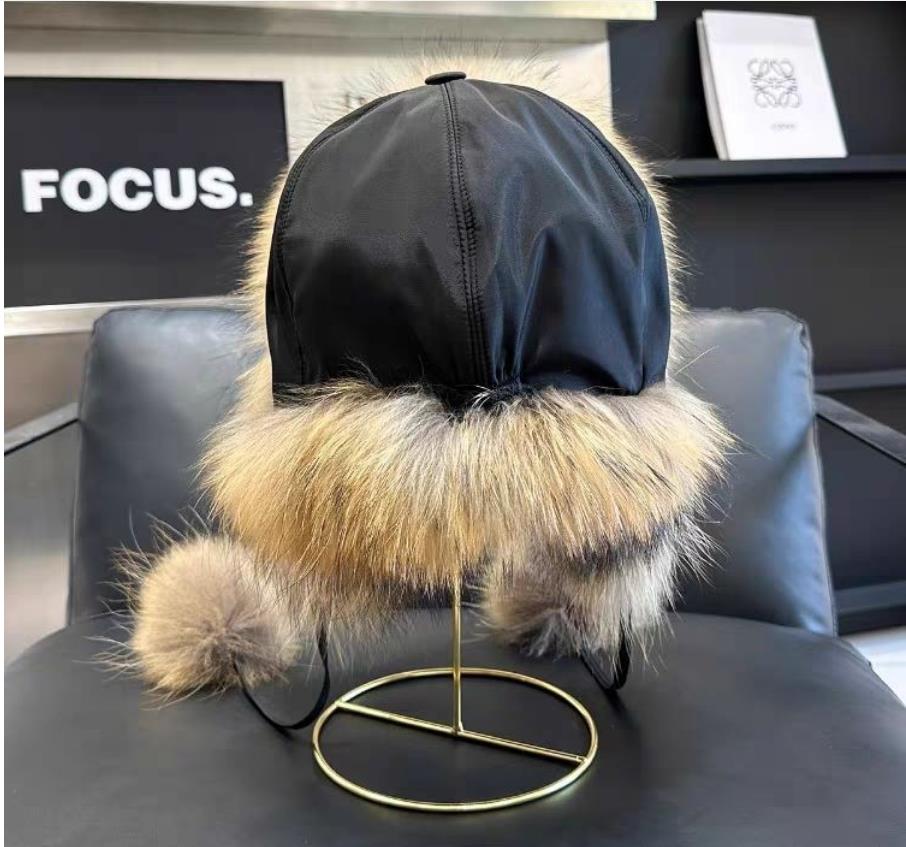 

Жіноча бомбер-шапка з лисячого хутра із захистом вух для активного відпочинку та катання на лижах