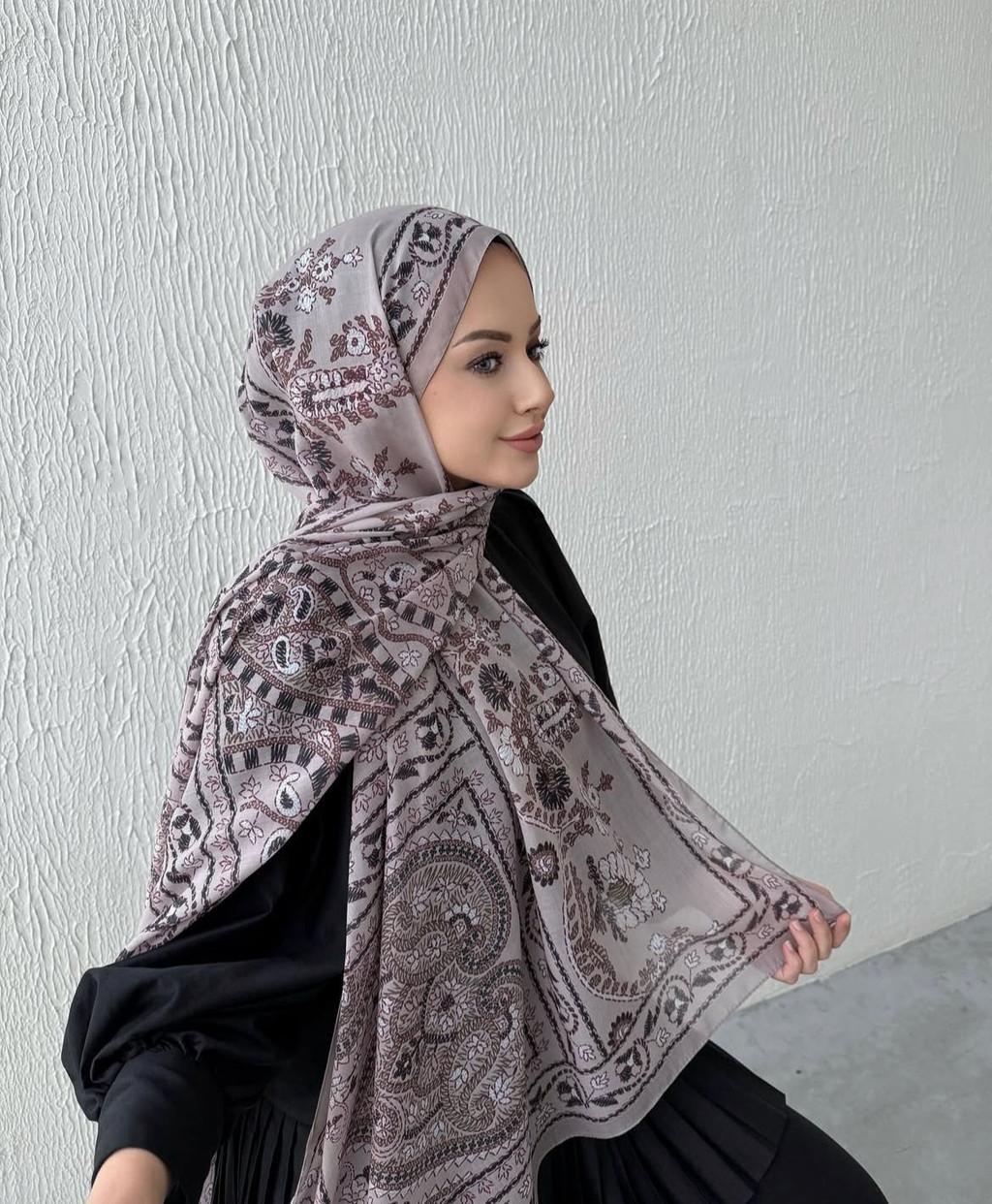 

Polyester Chiffon Flowing Wrap With Sun Protection And Warmth For Everyday Use StyleC