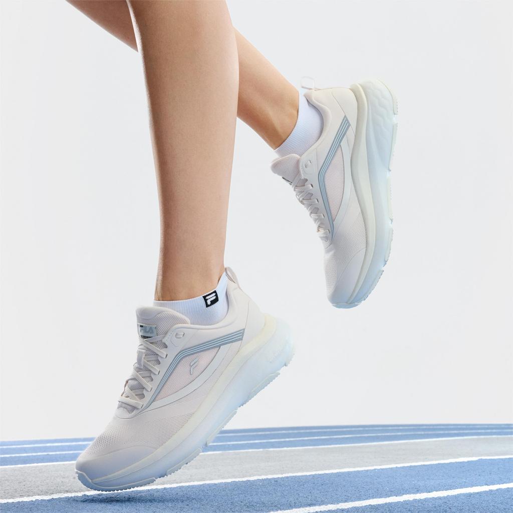 Fila Nuvole 2 Wygodne miejskie buty do biegania Damskie sneakersy Białe A12W421112FJS