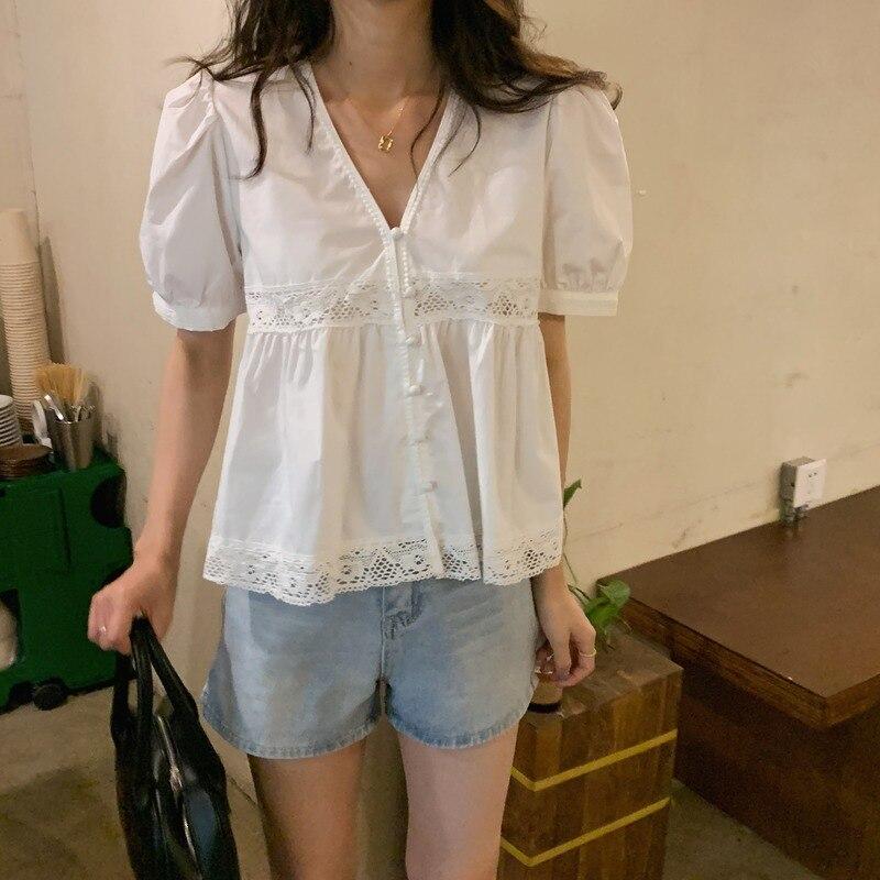 Koreanische V-ausschnitt Süße Bluse Puff Kurzarm Lose Frauen Tops Chic Spitze Nähte Weibliche Hohl Elegante Weiße Hemd 14544