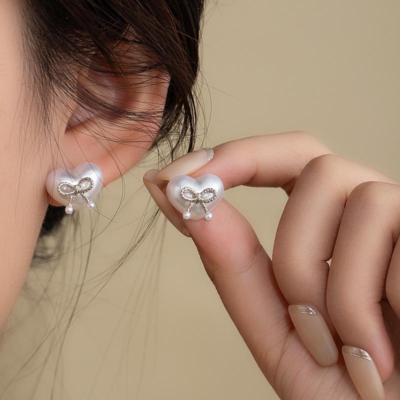 Light Luxury Heart-Shaped Pearl Bow Small Stud Earrings Imitation Silver Needle Versatile Small Earrings Cute Gentle Temperament Earrings Women