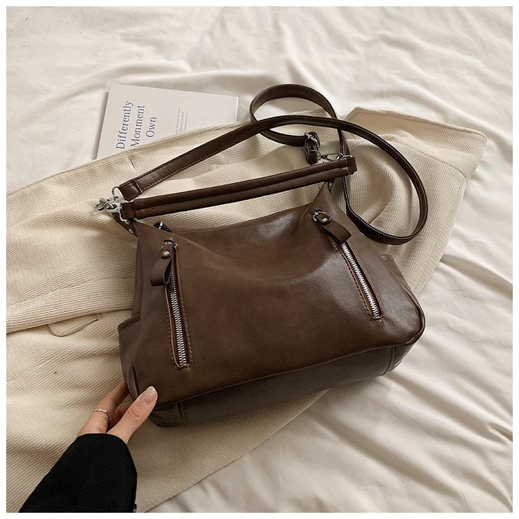 

Fashion retro underarm bag women s 2025 autumn new trend foreign style messenger bag large capacity tote bag commuting хакі
