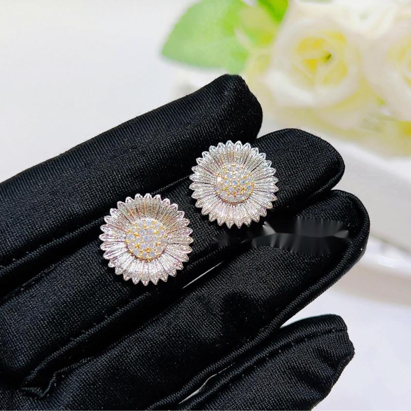 BELLA BOX Italian Bratti Woven Carved Gold Lace Craft Little Daisy Earrings Suitable For Women's Daily Party Fashion Jewelry